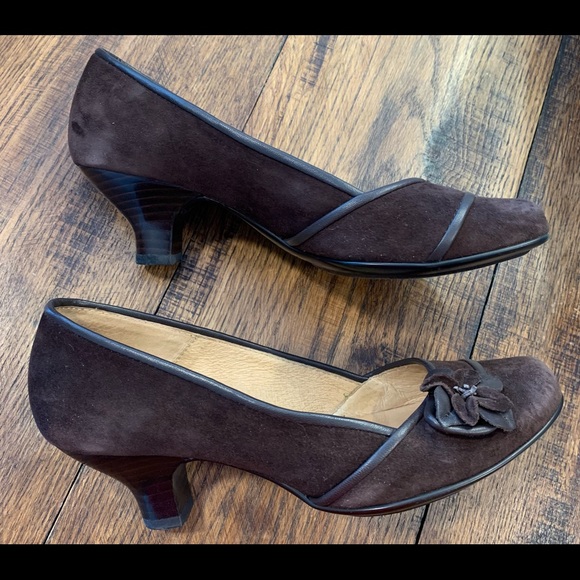 Born Sofft Chocolate Suede heels with Floral Design - Picture 3 of 6